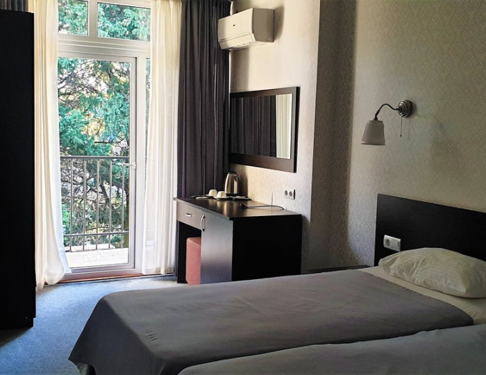 СТАНДАРТНЫЙ 2-МЕСТНЫЙ 1-КОМНАТНЫЙ (С БАЛКОНОМ) - Отель «Жоэквара» Гагра